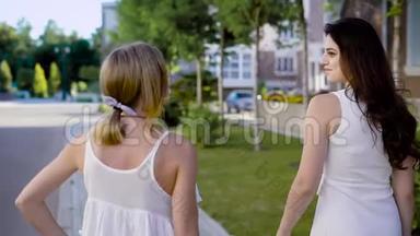 两个穿着白色连衣裙的漂亮女人走在小巷里，兴<strong>高</strong>采烈地谈论着一些<strong>事情</strong>